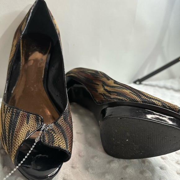 Chic Peep-Toe Heels in Black and Gold - Picture 4 of 4